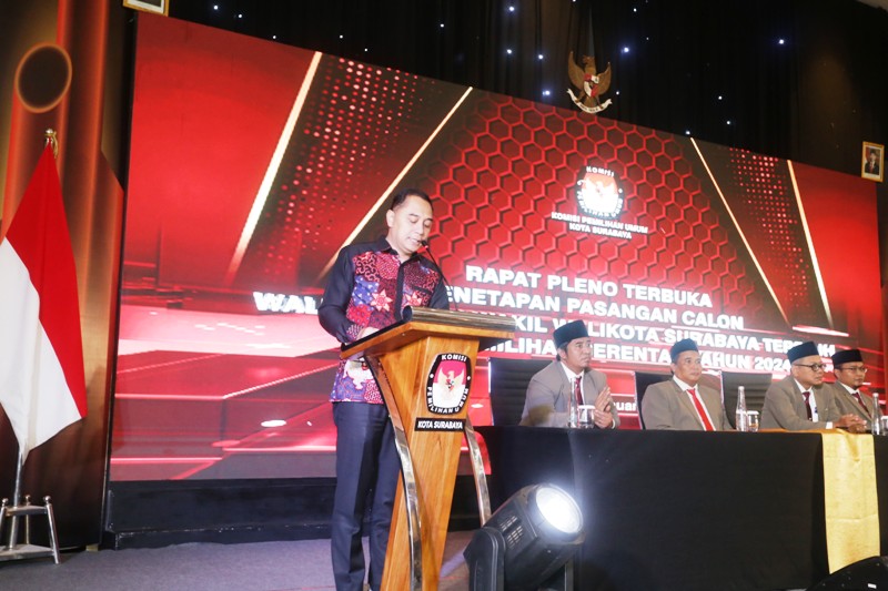 Wali Kota Surabaya Eri Cahyadi memberikan sambutan usai ditetapkan sebagai Paslon Terpilih Pilwali 2024 bersama Wawali Armuji.