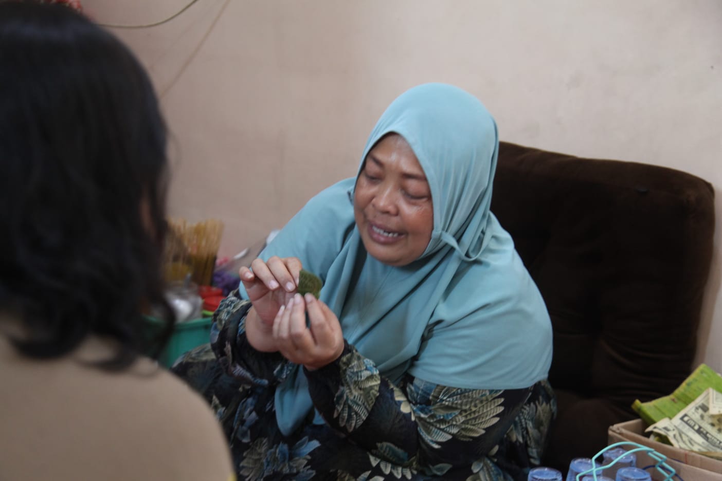 PARANORMAL: Dewi Astutik saat melayani konsultasi supranatural di rumahnya kawasan Kedinding, Surabaya.