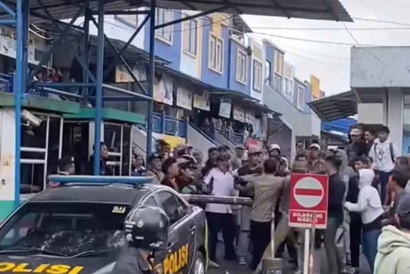 Warga dan sopir angkot keroyok preman di daerah Pasar Batujajar.