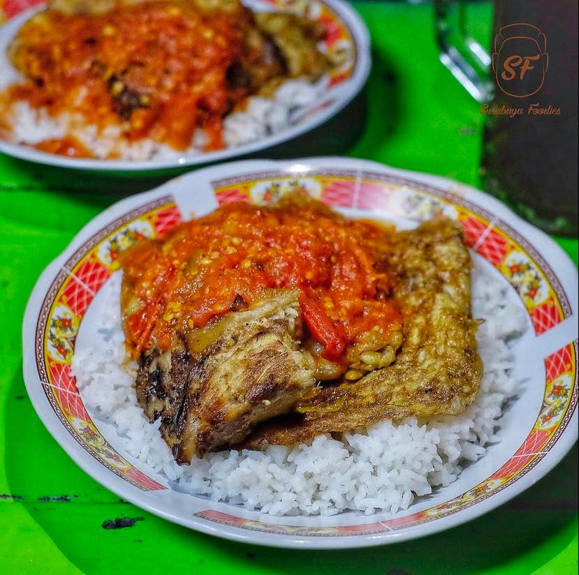 NGANGENI: Sego Sambel Mak Yeye dengan menu iwak pe dan telur dadar.