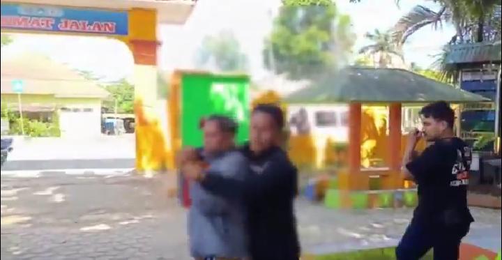 Potongan video viral aksi seorang wali murid yang hendak membogem oknum guru yang diduga melecehkan siswinya diamankan petugas di salah satu SDN di Kendari, Sultra.