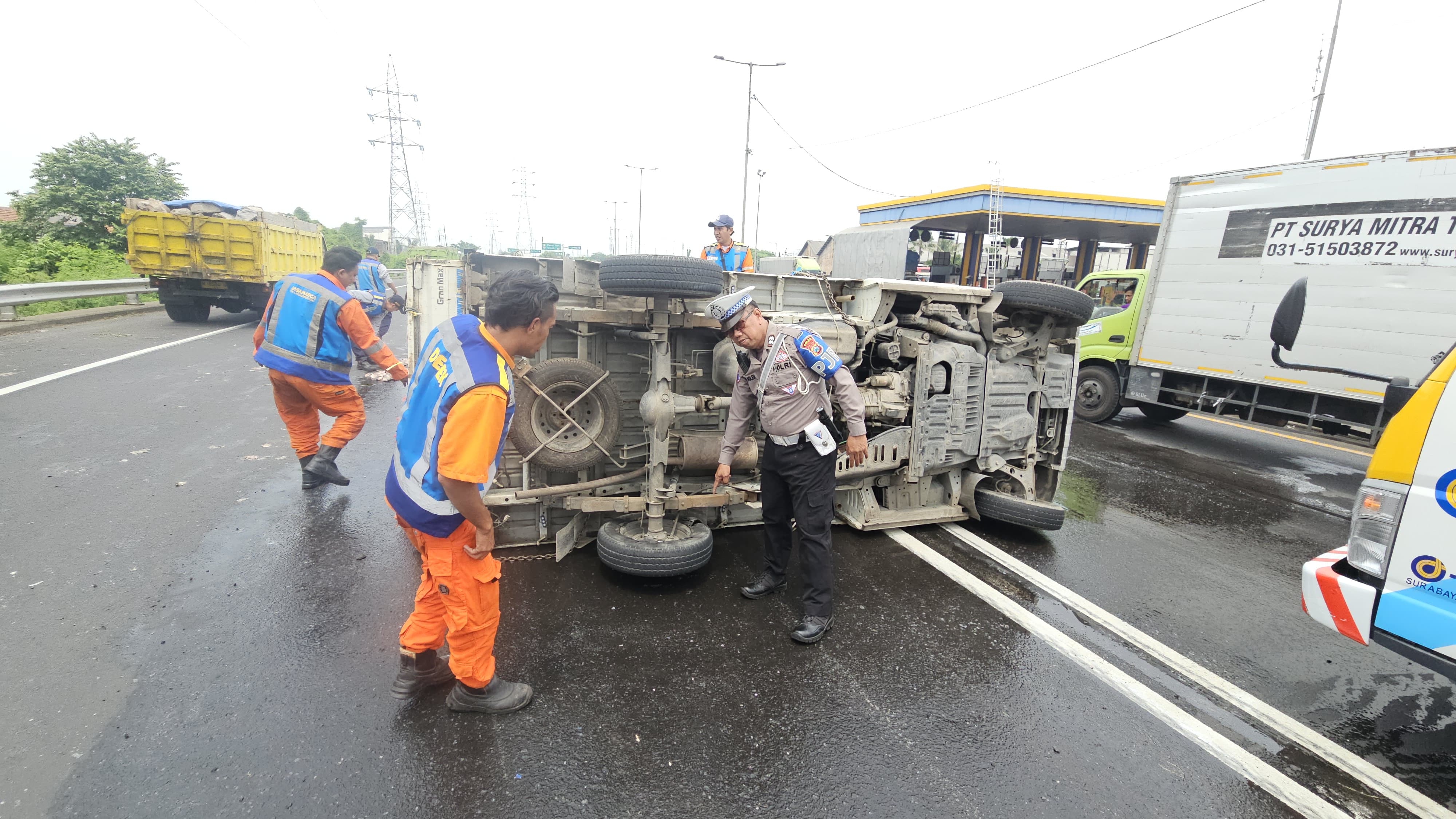 LAKA TUNGGAL: Kondisi mobil pikap muat ikan terguling di KM 4/B ruas Tol Dupak Surabaya, Jumat (10/1).