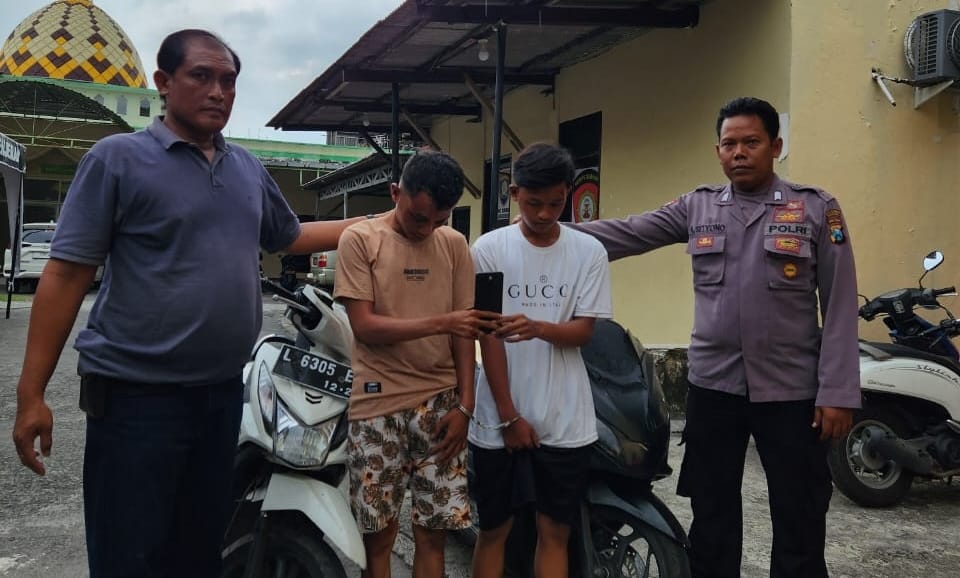 Dua tersangka penipuan diamankan di Polsek Kenjeran Surabaya. (IST)