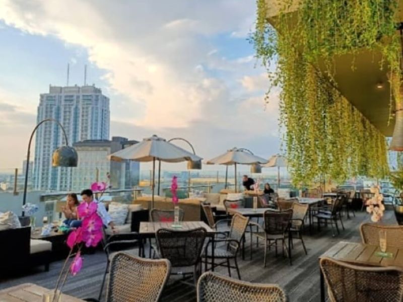 sky 36 Rooftop tempat nongkrong yang asyik dengan view Kota Surabaya.