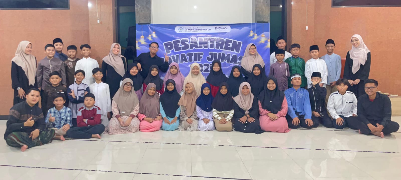 ANTUSIAS: Siswa antusias mengikuti kegiatan Pesantren Inovatif Jumasa yang diadakan oleh MIM Dupan Surabaya.