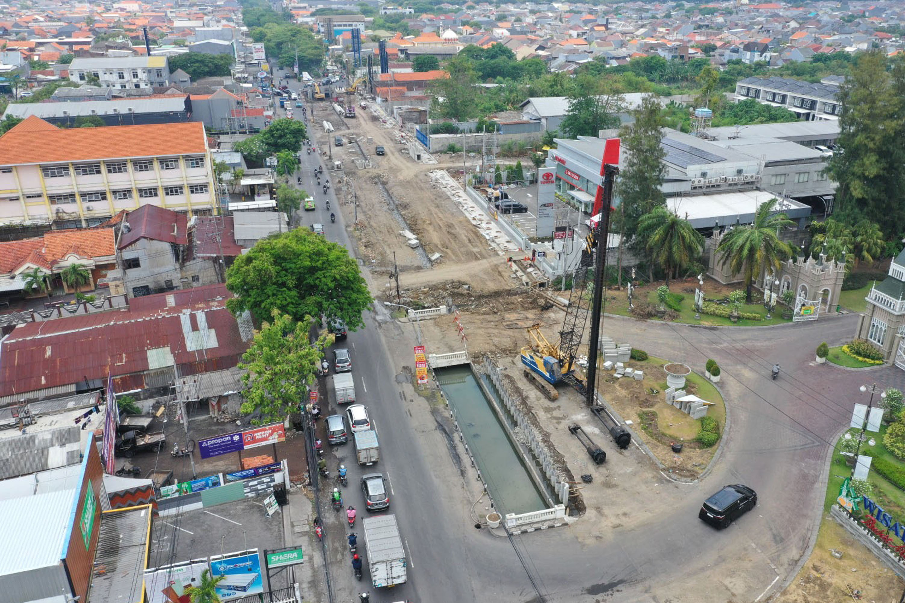 Pada tahun ini, Pemkot Surabaya mengalokasikan anggaran Rp 1,4 triliun yang difokuskan untuk proyek penanganan banjir di 180 titik rawan.