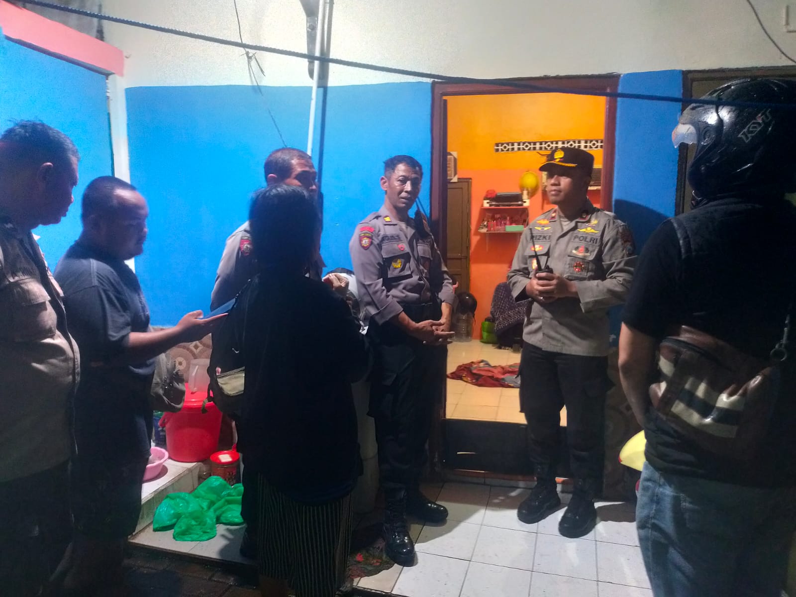 Polisi saat mendatangi rumah lokasi kejadian penusukan di Jalan Kampung Malang V, Tegalsari Surabaya. (IST)