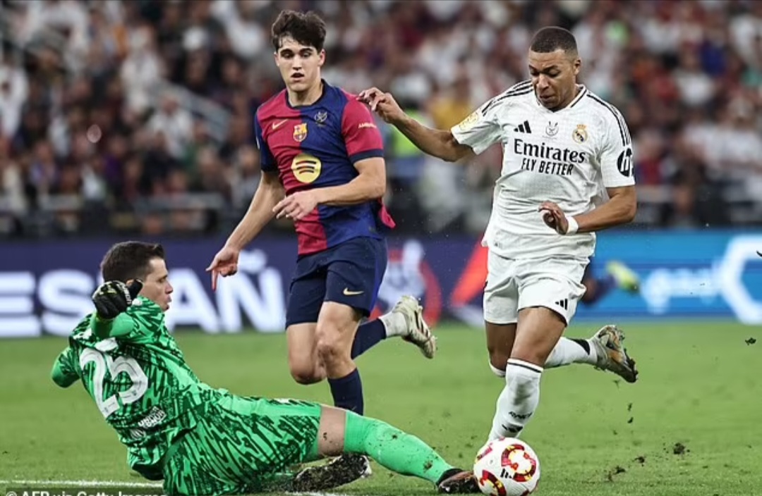 Wojciech Szczesny diusir keluar lapangan karena melanggar Mbappe pada menit ke-56.