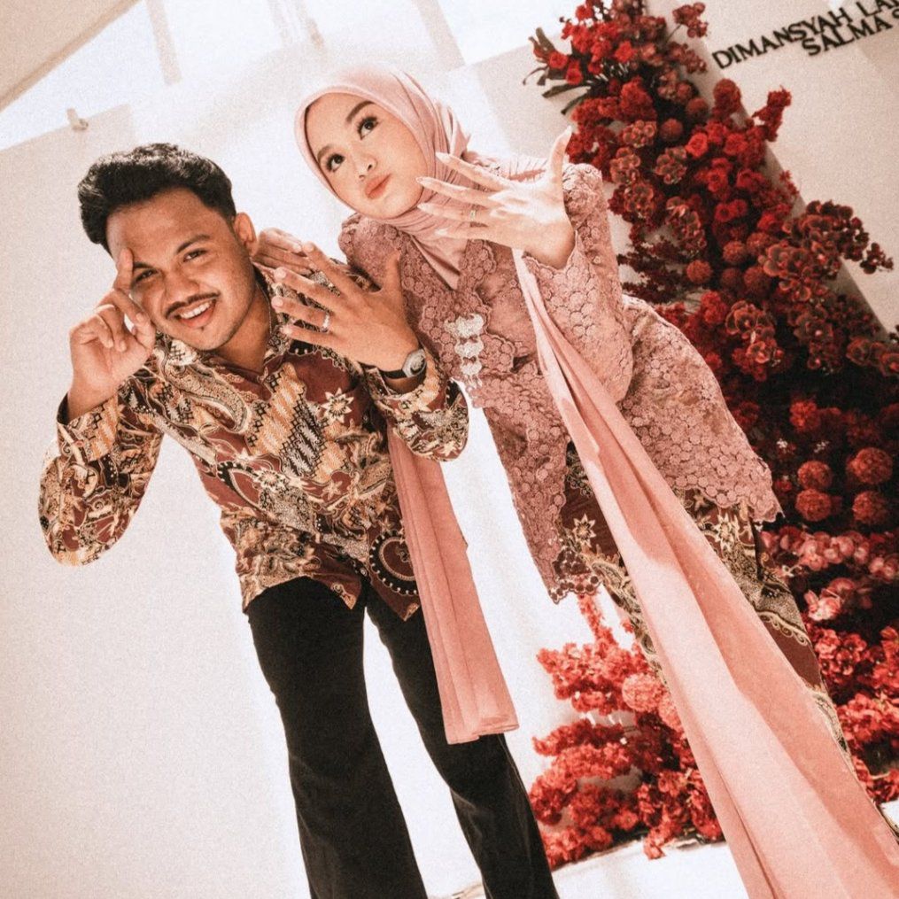 Salma Salsabil dan Dimansyah Laitupa memamerkan cincin pertunangan di media sosial.
