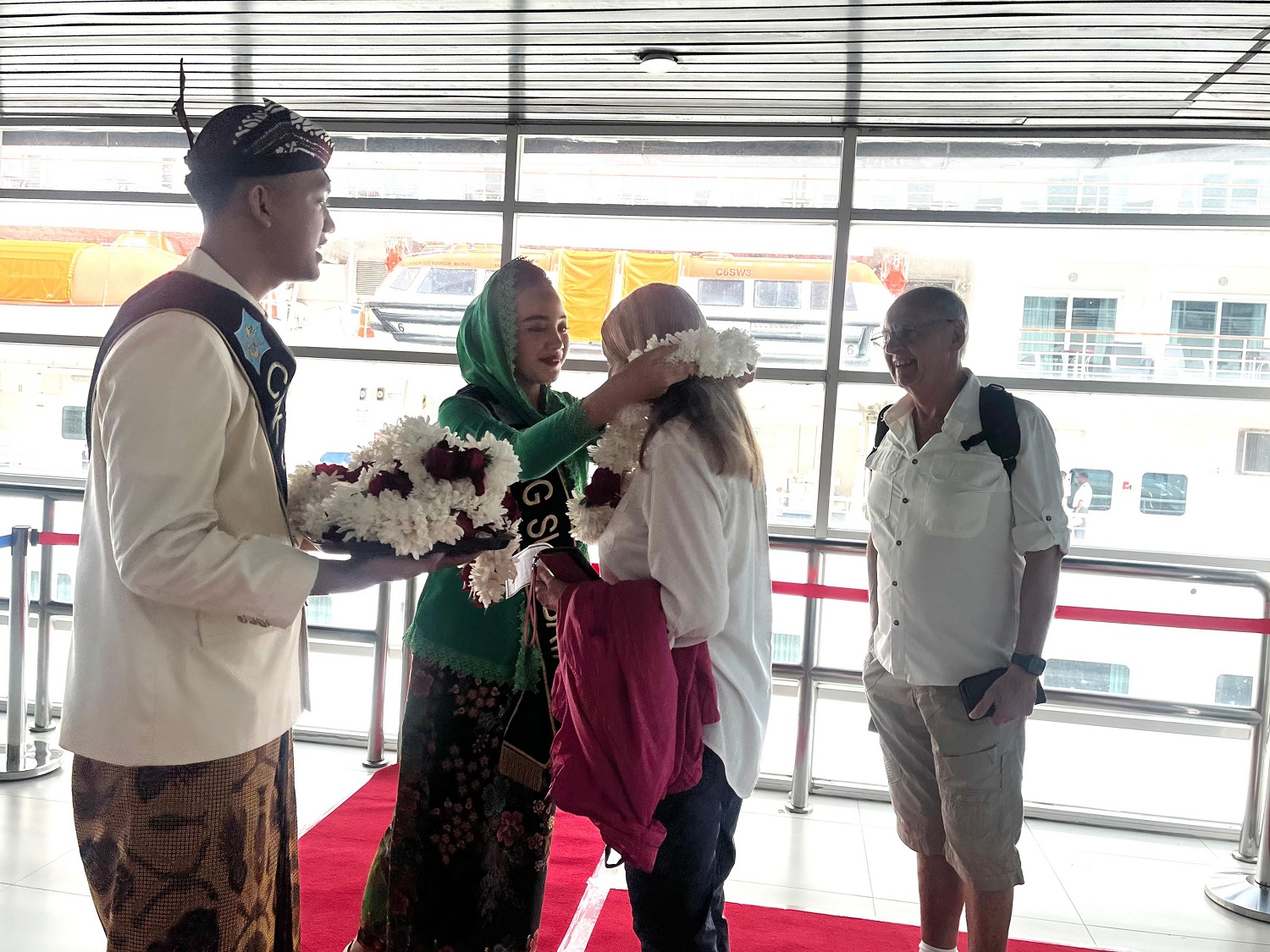 MS SEVEN SEAS VOYAGER: Wisatawan mancanegara disambut Cak dan Ning Surabaya saat tiba di Pelabuhan Tanjung Perak Surabaya, Senin (13/1).