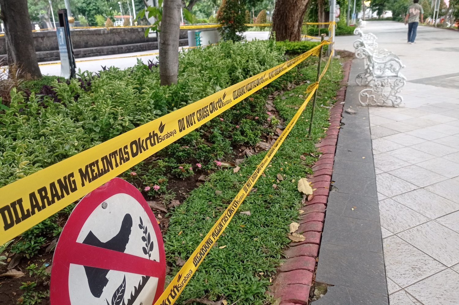ANTISIPASI: Pita pembatas taman yang dipasang di Taman Bungkul, Surabaya untuk menghindari pengrusakan taman.