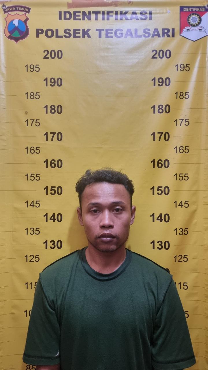 Tim Unit Reskrim Polsek Tegalsari menangkap menantu yang menusuk mertuanya Deddy Winarno, 47, warga Jalan Kampung Malang V, Tegalsari Surabaya. (rus)