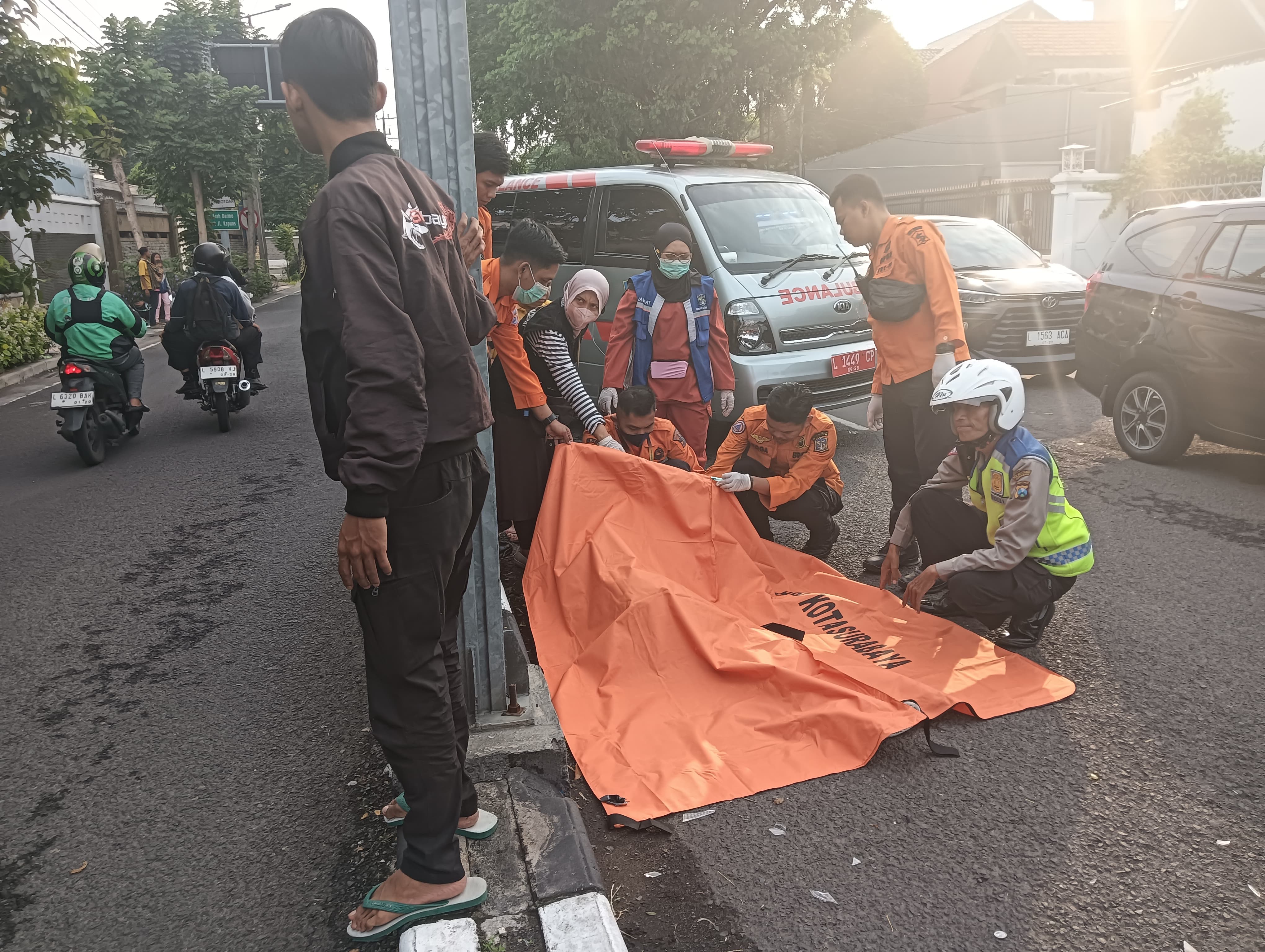 Gregori Ferdian Sahputra, 25, seorang pengendara motor Honda Beat nopol L 5691 DAR meninggal dunia diduga setelah menabrak pembatas jalan di Jalan Bengawan, Surabaya, Selasa (14/1) . (rus)