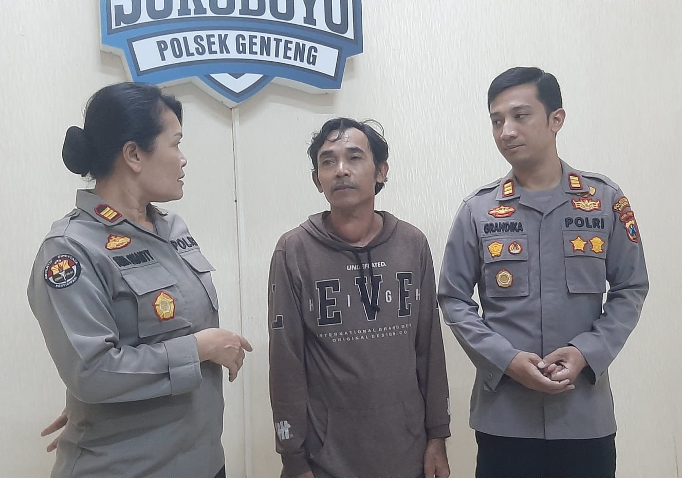 Suli, 57, pria yang mengaku menjadi korban begal meminta maaf kepada warga Surabaya dan polisi di Mapolsek Genteng. (MAHRUS/RADAR SURABAYA)