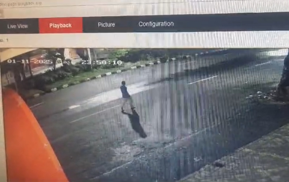 KETAHUAN: Suli terekam CCTV saat berjalan sendirian di Jalan Undaan Kulon sebelum akhirnya tercebur sungai gegara penyakit katarak yang dideritanya.