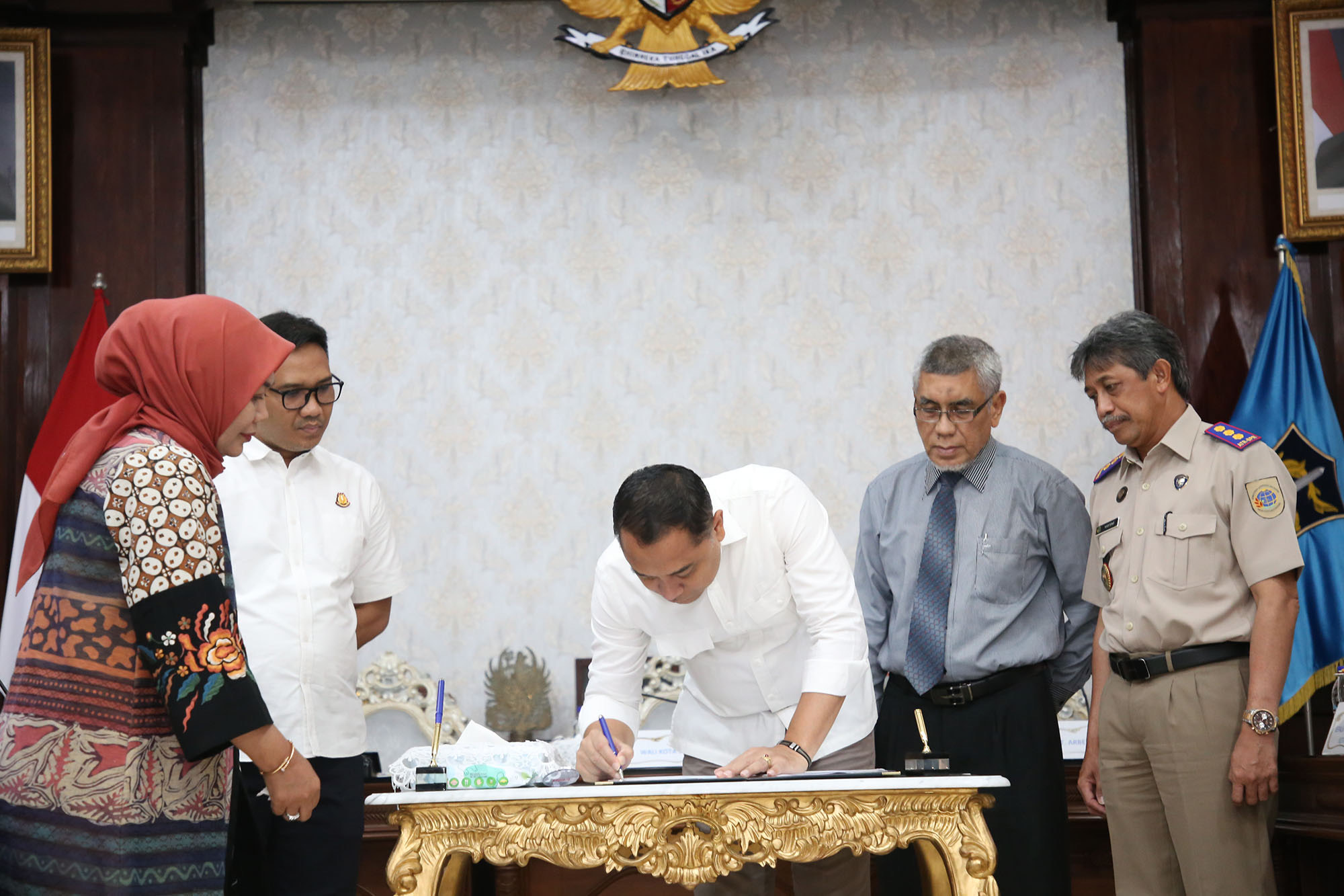 Wali Kota Eri Cahyadi saat menandatangani kerja sama pengamanan aset dengan Kejari Surabaya, dan PT Arbena Indonusa.