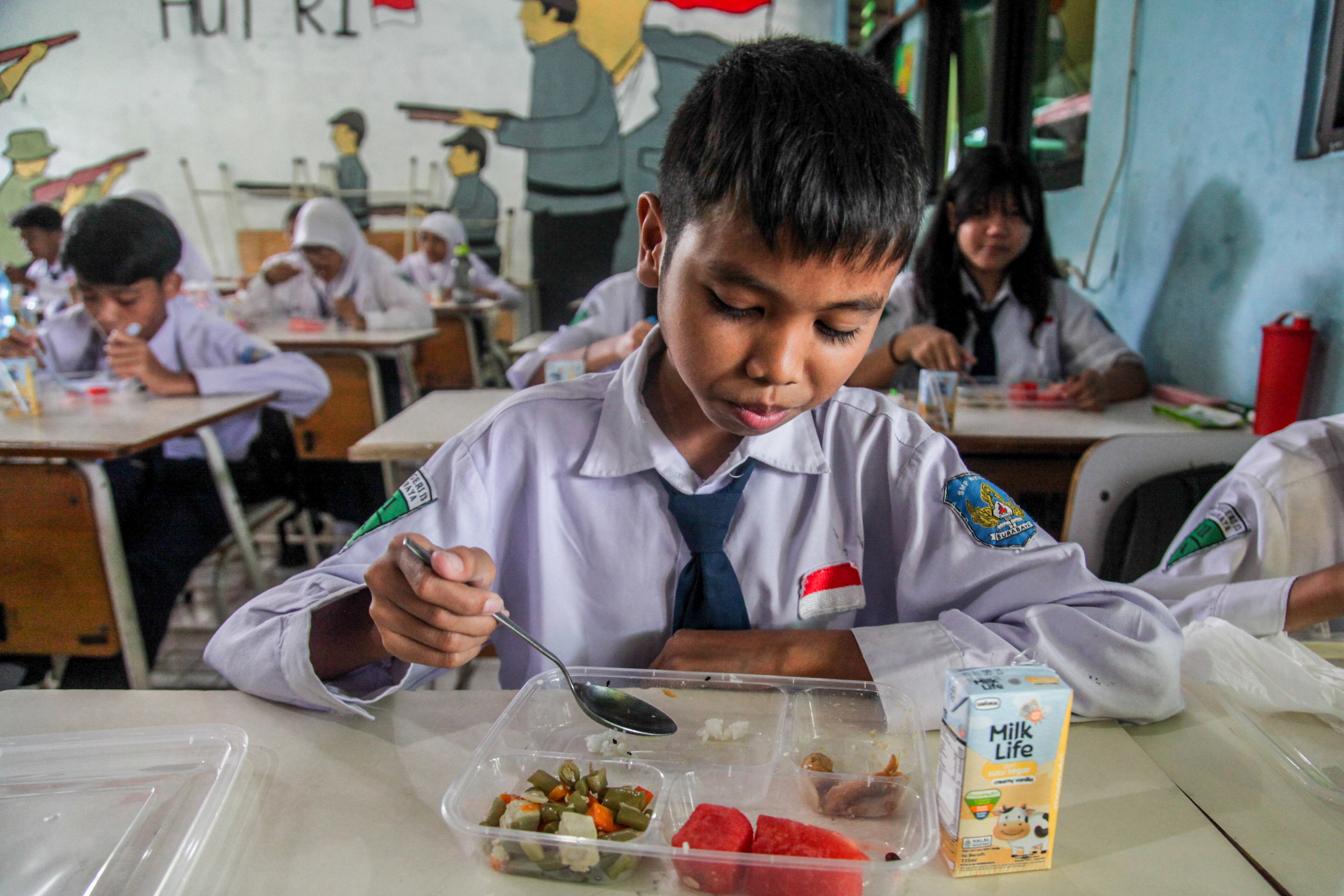 Pelaksanaan Makan Bergizi Gratis di SMPN 13 Surabaya.