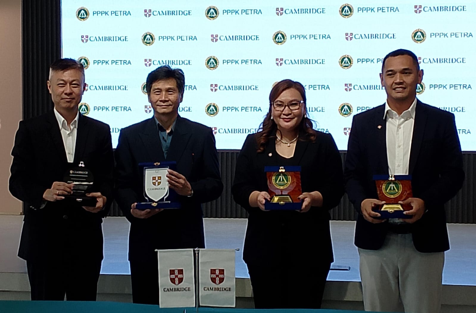KERJA SAMA: Dari kiri, Hengkie Porawouw, Ika Iskandar Itamurti, Sonya Tobing, dan Yusuf Seto.