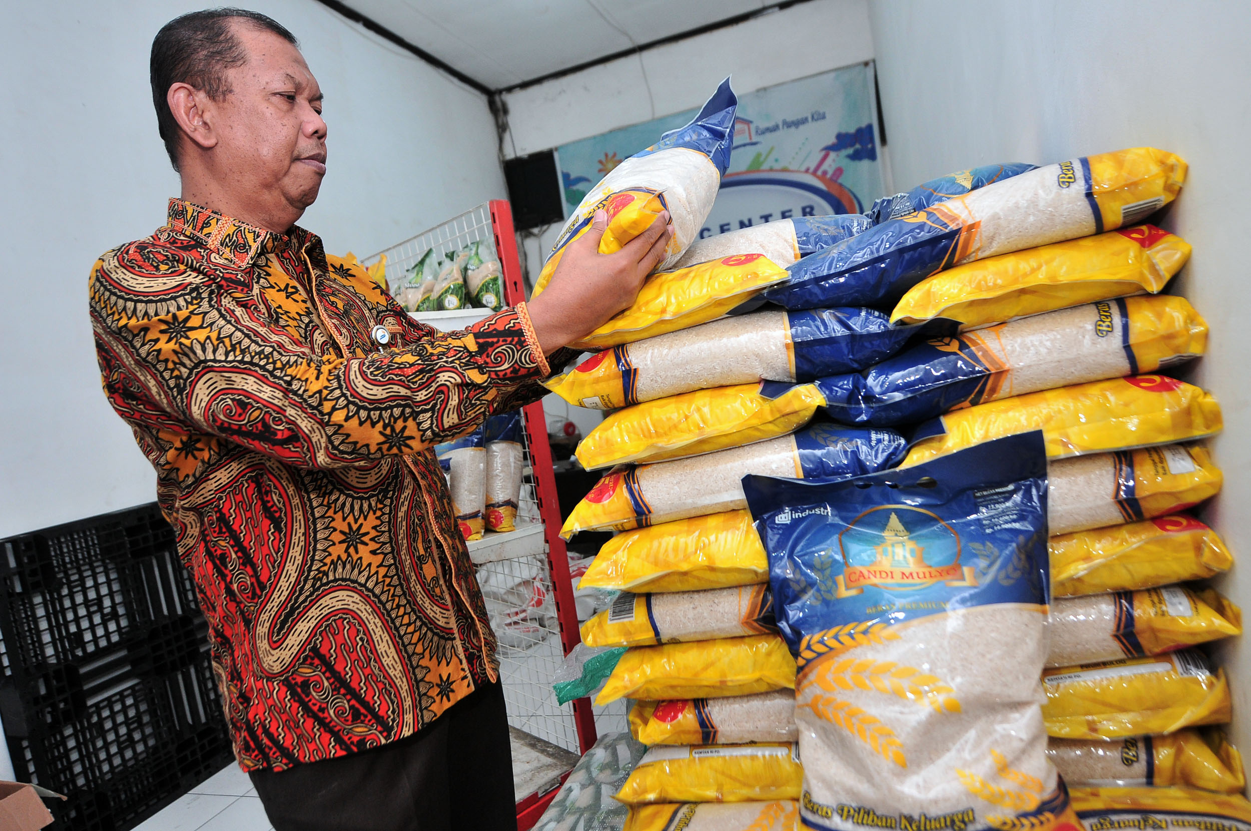 PENGUATAN STOK: Pemimpin Perum Bulog Kanwil Jatim Awaludin Iqbal saat mengecek stok beras di Koperasi Bulog Kanwil Jatim.