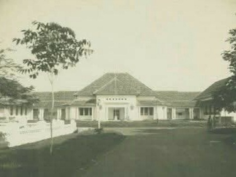 MEGAH: Bangunan tua di Jalan Patuha, dulu dikenal sebagai Koningen Emma School yang kini menjadi SMK Negeri 2 Surabaya.