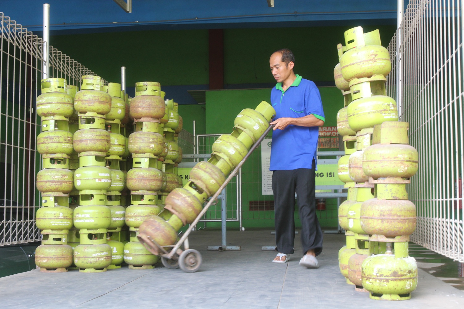 HARGA NAIK: Pertamina Patra Niaga Regional Jatimbalinus memastikan pasokan LPG aman.