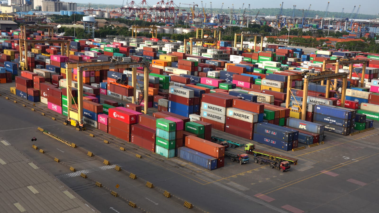 Arus peti kemas di Terminal Petikemas Surabaya pada 2024 mencapai 1.584.774 TEUs.