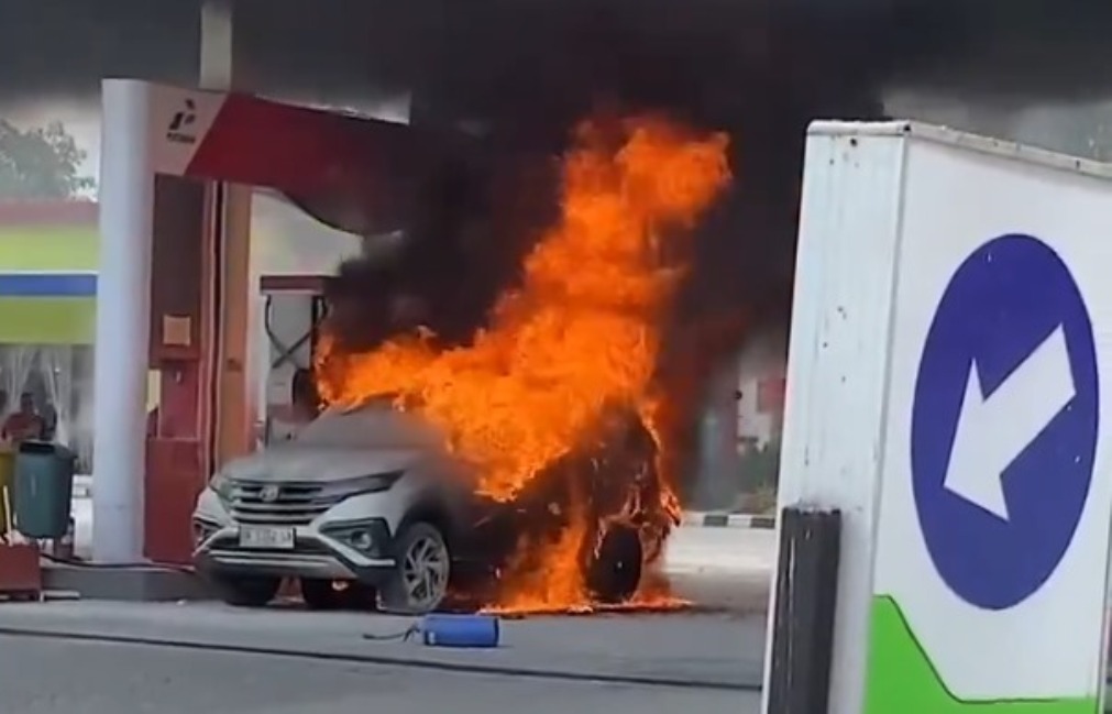 Kondisi mobil Toyota Rush yang terbakar di SPBU Wajo, Sulawesi Selatan. Sumber: X @bacottetangga__