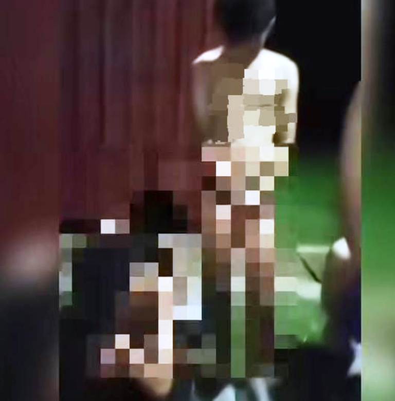 Tangkapan layar video yang merekam pelaku begal guru ngaji sedang ditelanjangi oleh warga di Desa Karangjambu, Tegal.