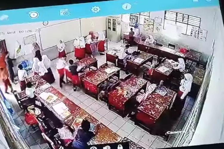 Gambar CCTV yang menunjukkan seorang siswa belajar di lantai akibat tunggak SPP ternyata hanya settingan.