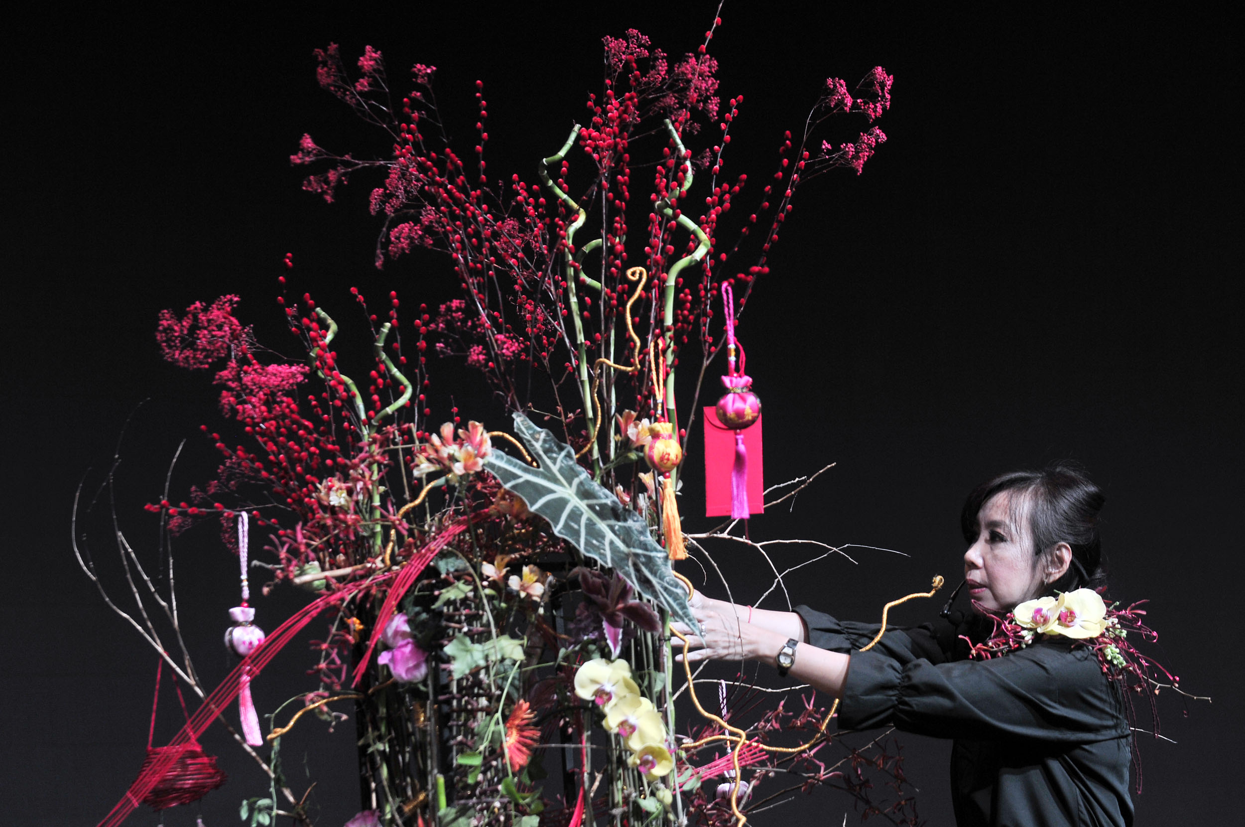 INDAH: Floral Designer, Lindyawati Limbono memberikan workshop tentang penggunaan teknik dalam merangkai bunga dalam lomba Flora Vaganza di Ciputra World Surabaya.