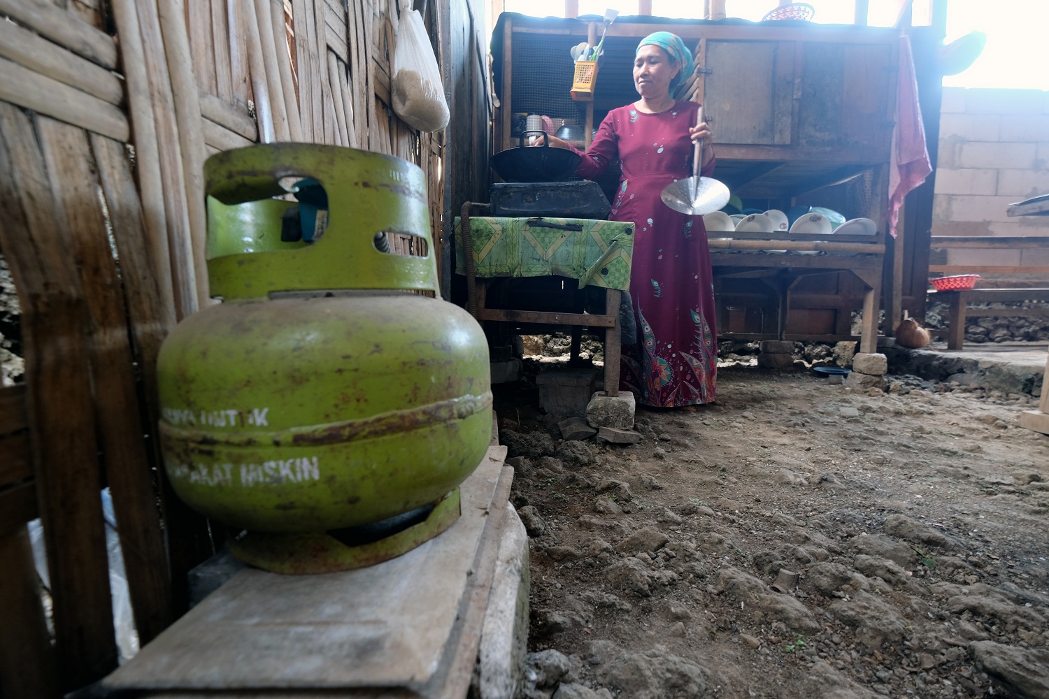 PENGELUARAN NAIK: Warga yang memasak menggunakan LPG subsidi 3 kg.