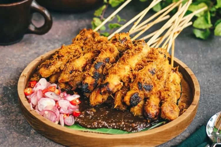 Citarasa Sate Klopo legit nan gurih yang menggugah selera.