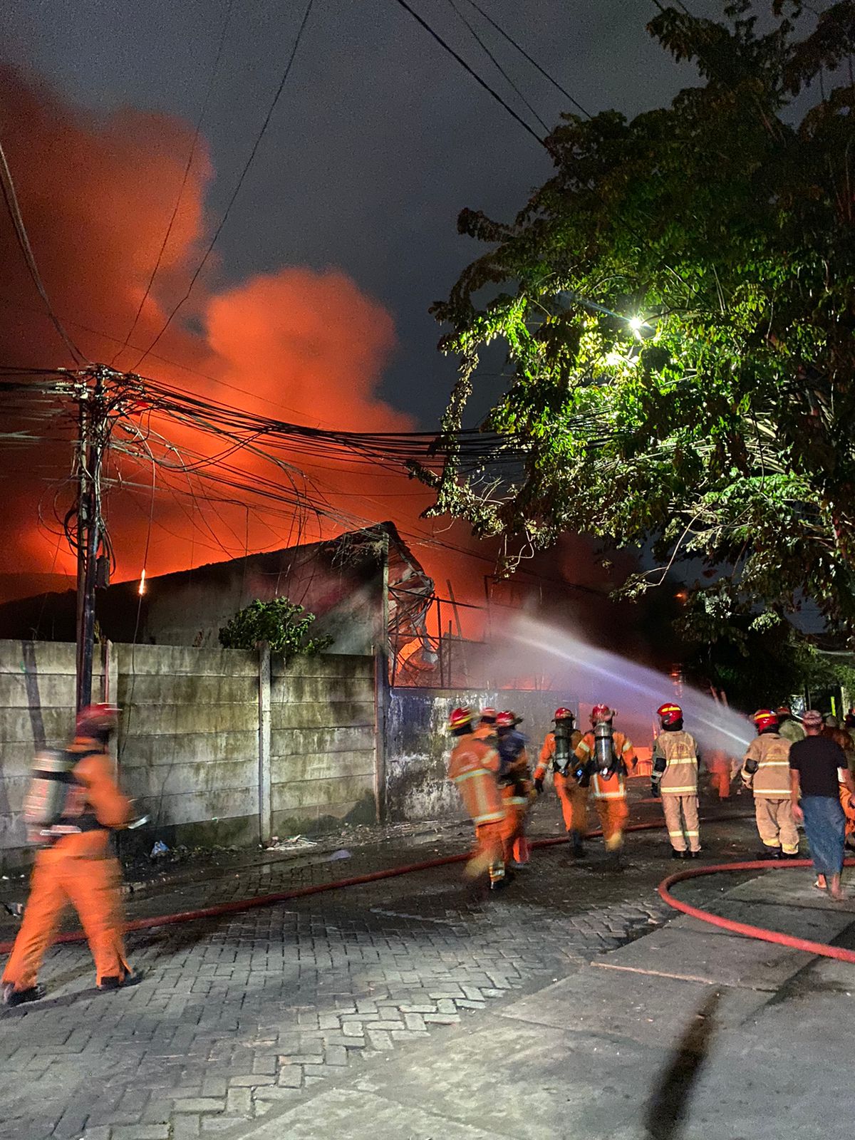 Kebakaran besar terjadi di gudang spon Jalan Simorejosari B, Surabaya, Kamis (16/1). (IST)