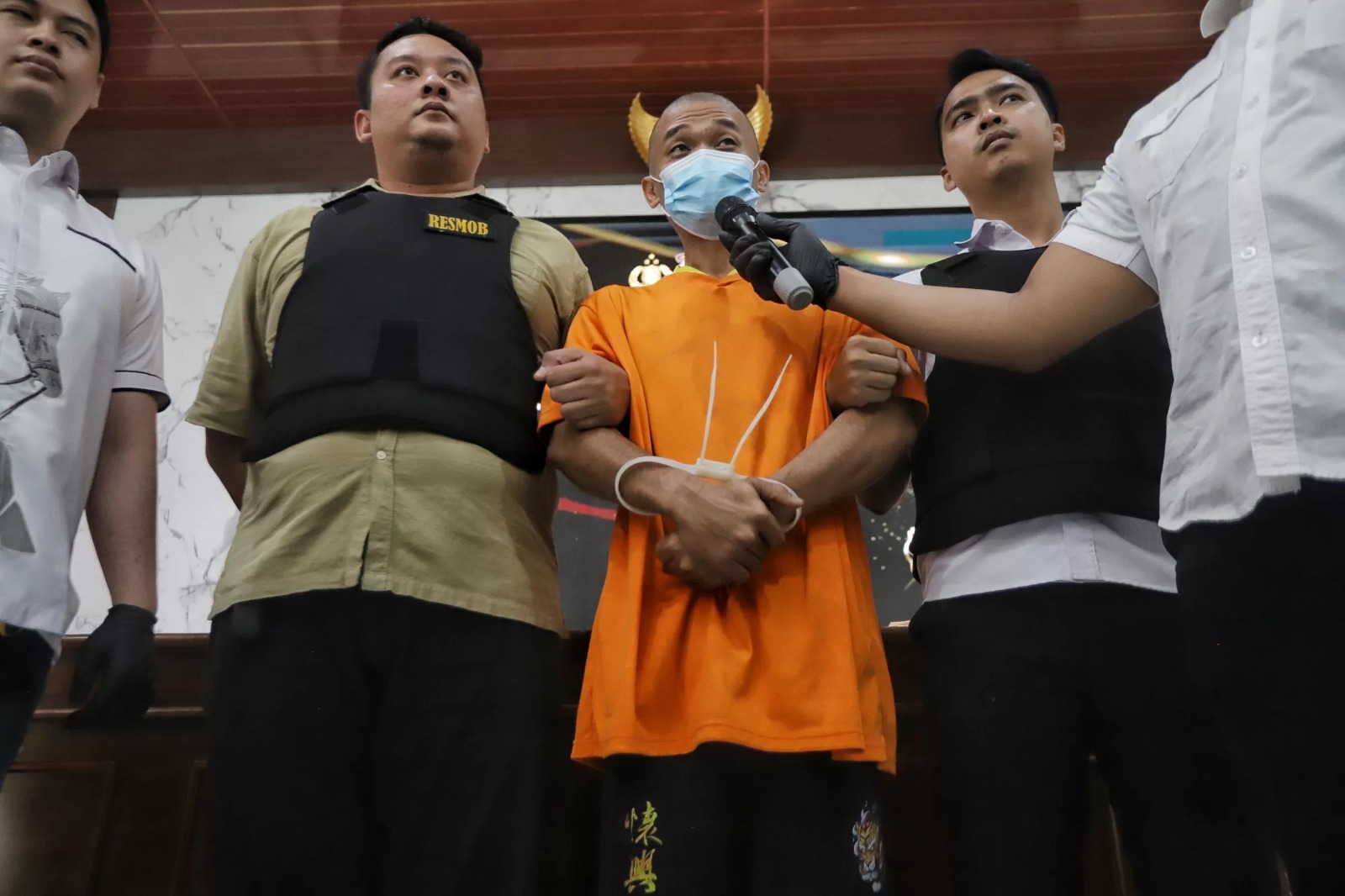 Mantan kades di Kabupaten Mojokerto, Ainur Wahyudi, berhasil diringkus oleh anggota Satreskrim Polres Mojokerto Kota akibat dugaan korupsi dana desa (DD) proyek PJU.