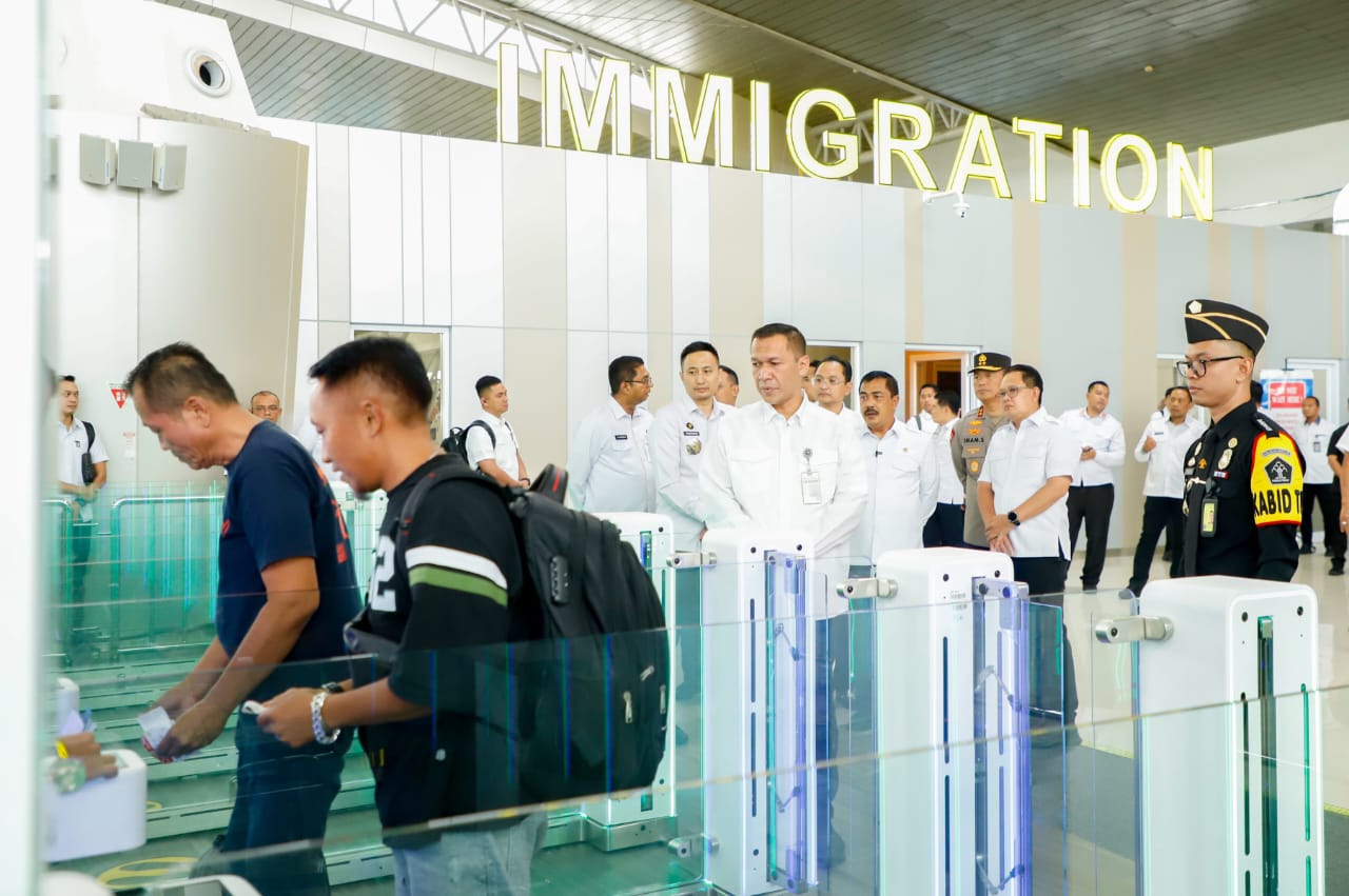 Pj&nbsp; Gubernur Jatim Adhy Karyono saat mendampingi Menteri Imigrasi dan Permasyarakatan Republik Indonesia Agus Andriyanto meninjau uji coba Autogate T2 Bandara Internasional Juanda.
