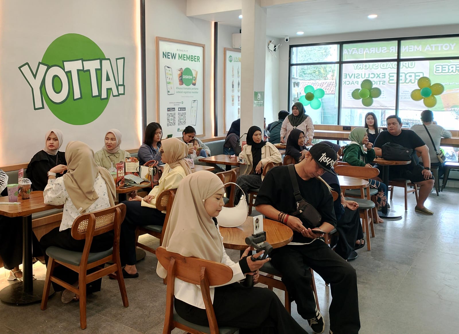 TEMPAT NONGKRONG ASYIK: Yotta Menur hadir sebagai tempat nongkrong asyik bagi anak muda yang ingin menikmati camilan lezat dan minuman segar berbahan buah asli.