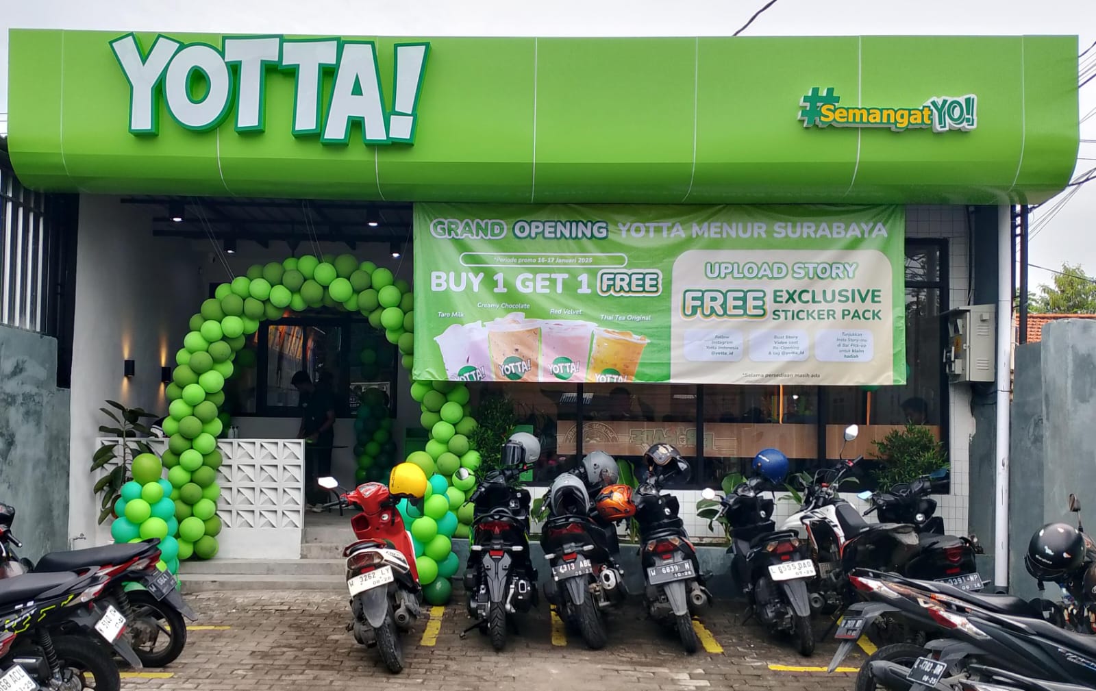 OUTLET KE 64 : Yotta Menur cabang terbaru dari outlet makanan dan minuman kekinian, resmi dibuka di Jalan Raya Menur Nomor 107 Surabaya.