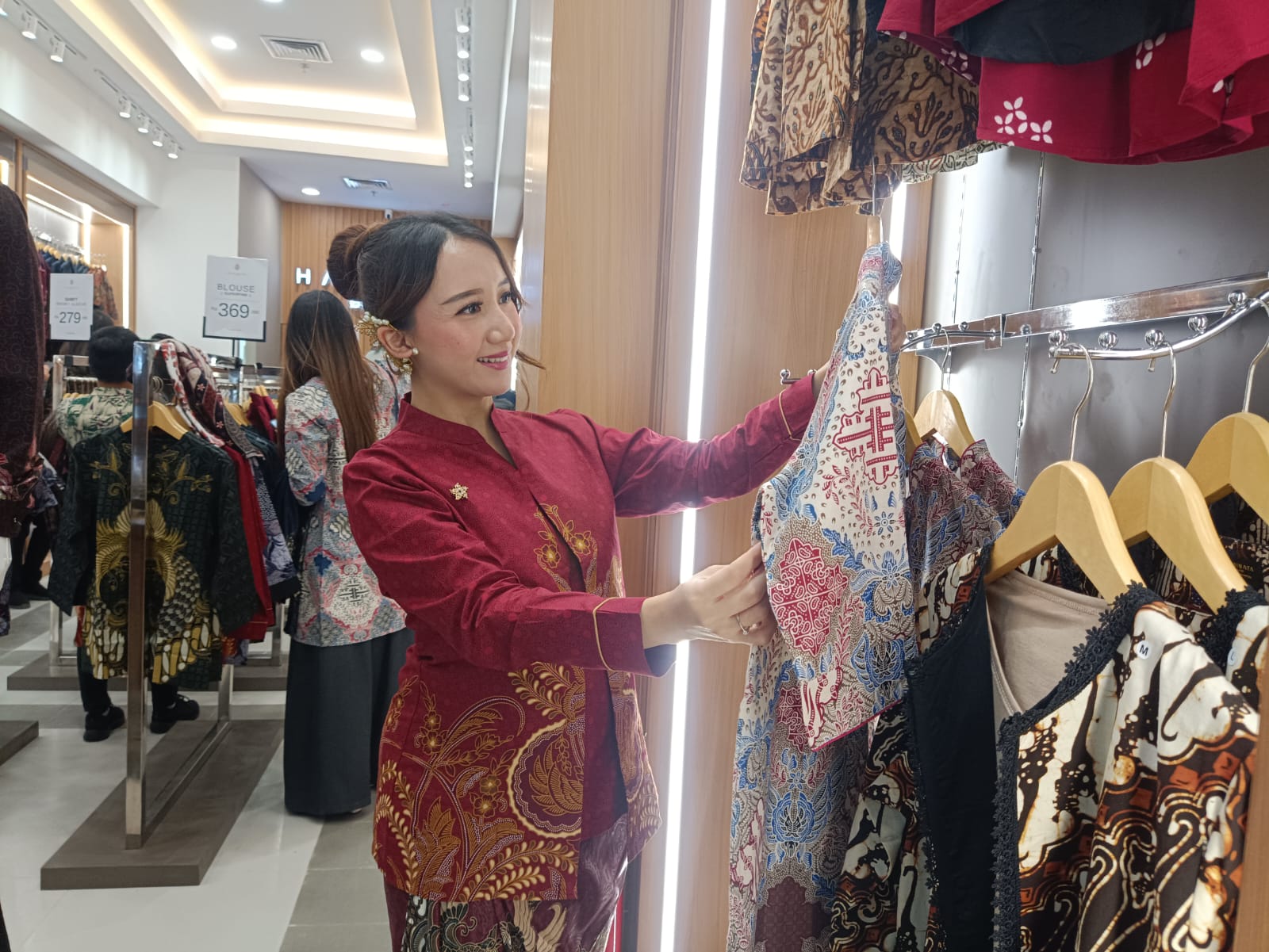 BATIK KANTORAN: Model mengenakan busana batik dengan desain reguler fit yang sesuai digunakan untuk para pekerja kantoran di salah satu tenan di Galaxy Mall Surabaya, Kamis (16/1).