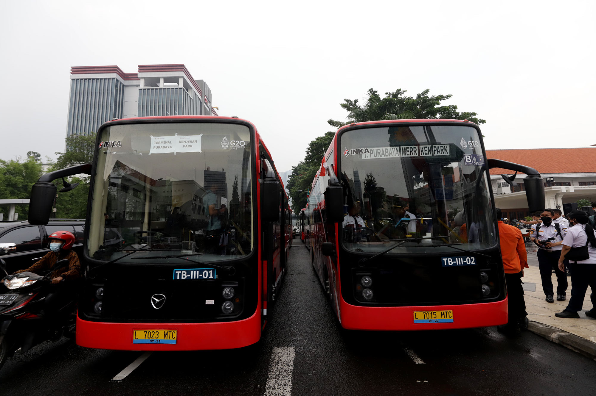 DIGANTI: Trans Semanggi Suroboyo (TSS) yang berhenti di tiga koridor Purabaya-Kenjeran Park - Via ITS akan diganti dengan bus konvensional yang rencana akan dimulai Sabtu (18/1) besok.
