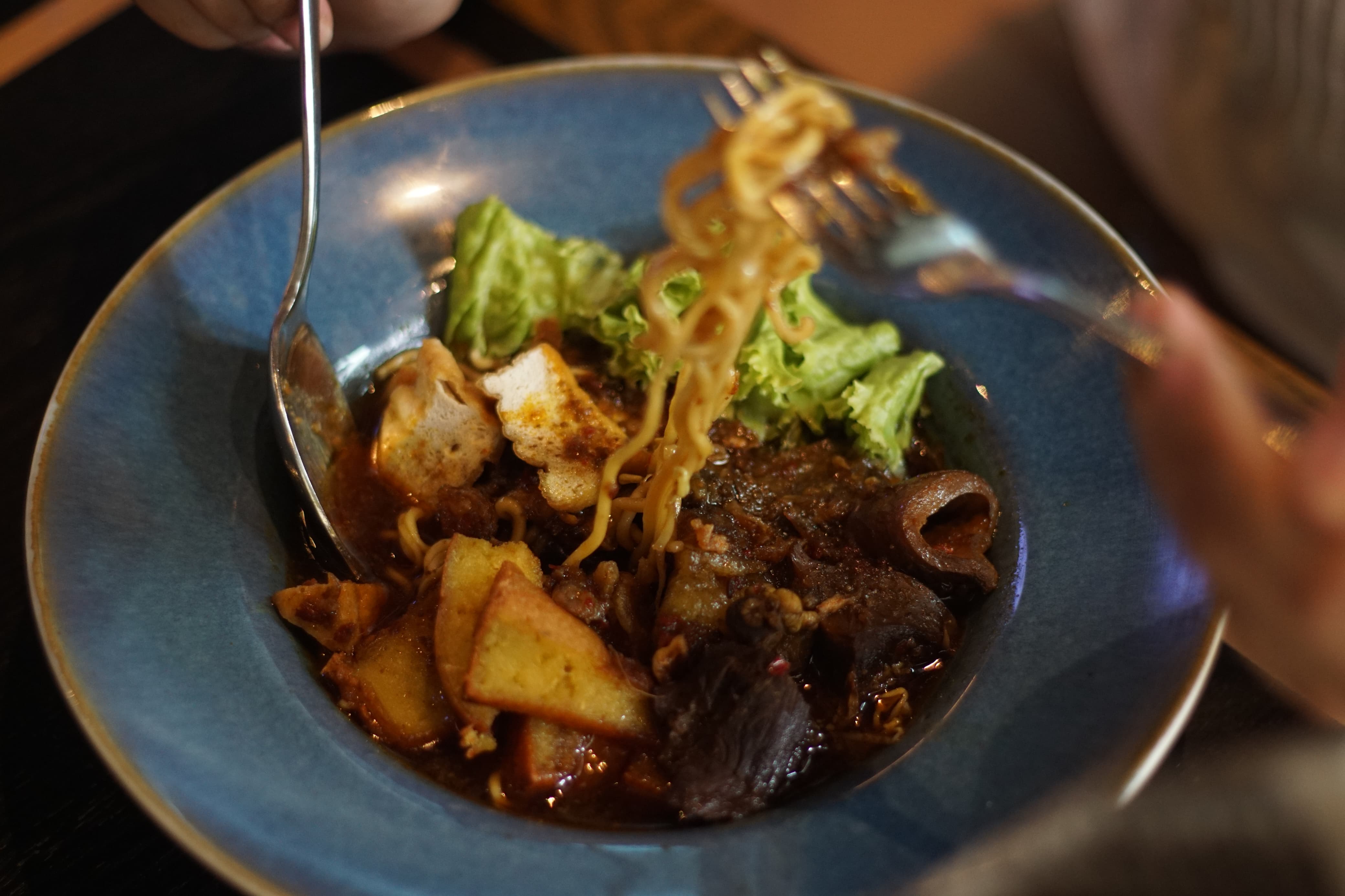 Tahu campur merupakan salah satu kuliner Jawa Timur yang banyak penggemarnya.