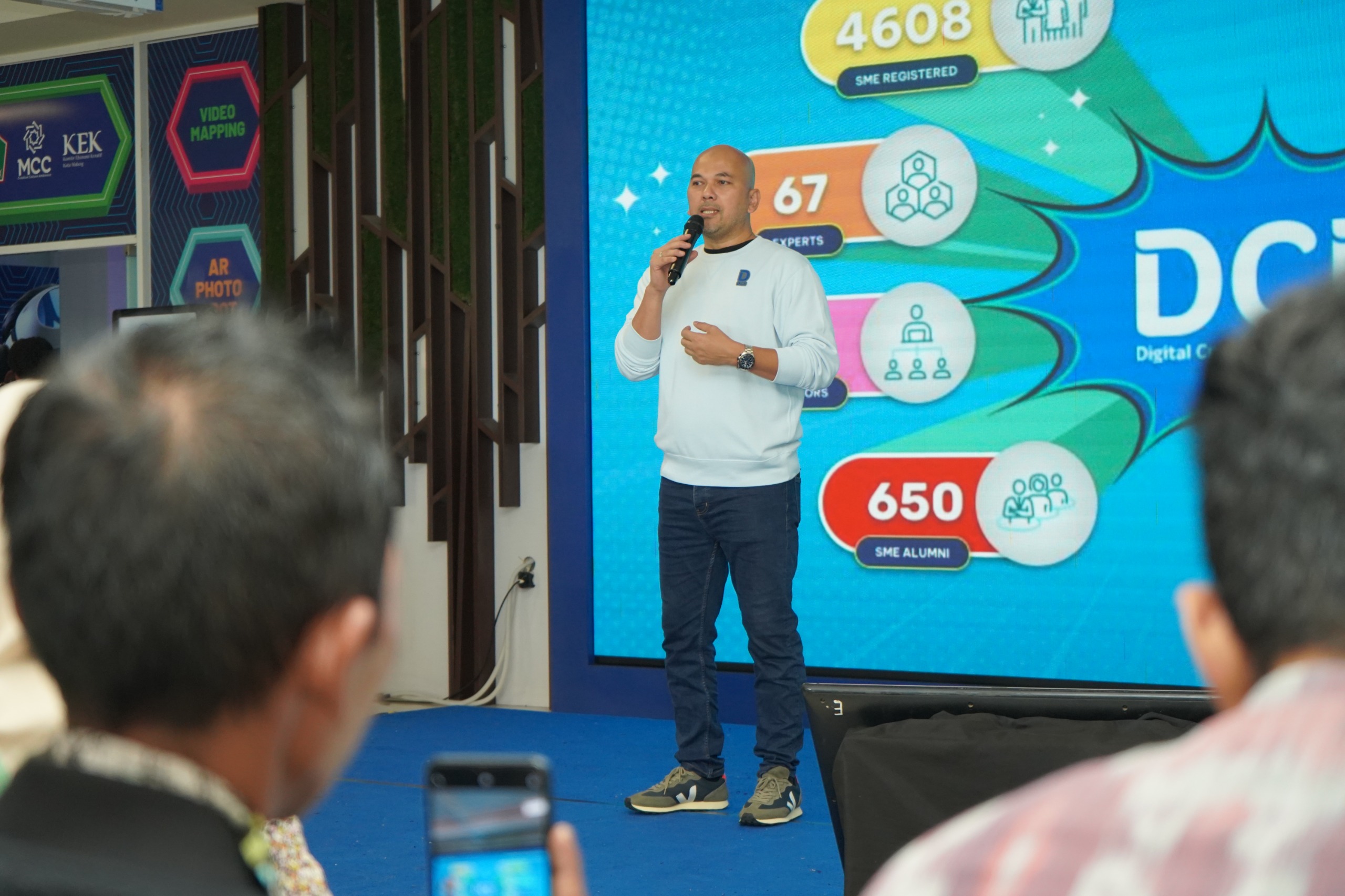 OPENING: General Manager CSR, Telkomsel Andry P. Santoso saat opening speech roadshow DCE Malang.