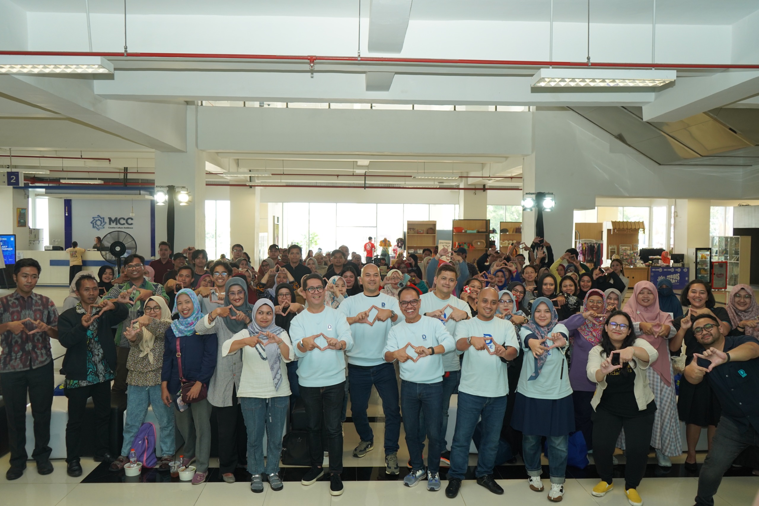SERU: Para narasumber dan peserta roadshow DCE Malang berfoto bersama saat pembukaan program DCE, Kamis (16/1).
