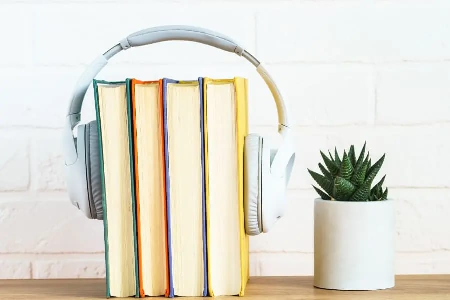 Ilustasi perbandingan buku dan audiobook.
