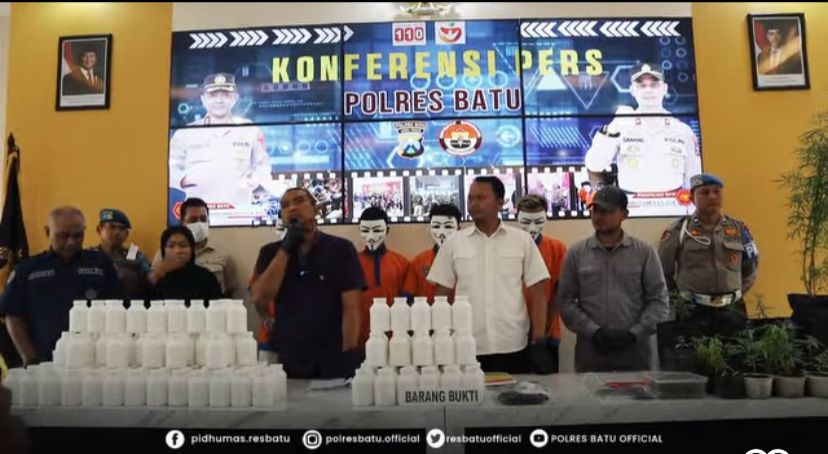 Konferensi pers Polres Batu soal penangkapan sarjana pertanian yang budidayakan ganja di rumah.