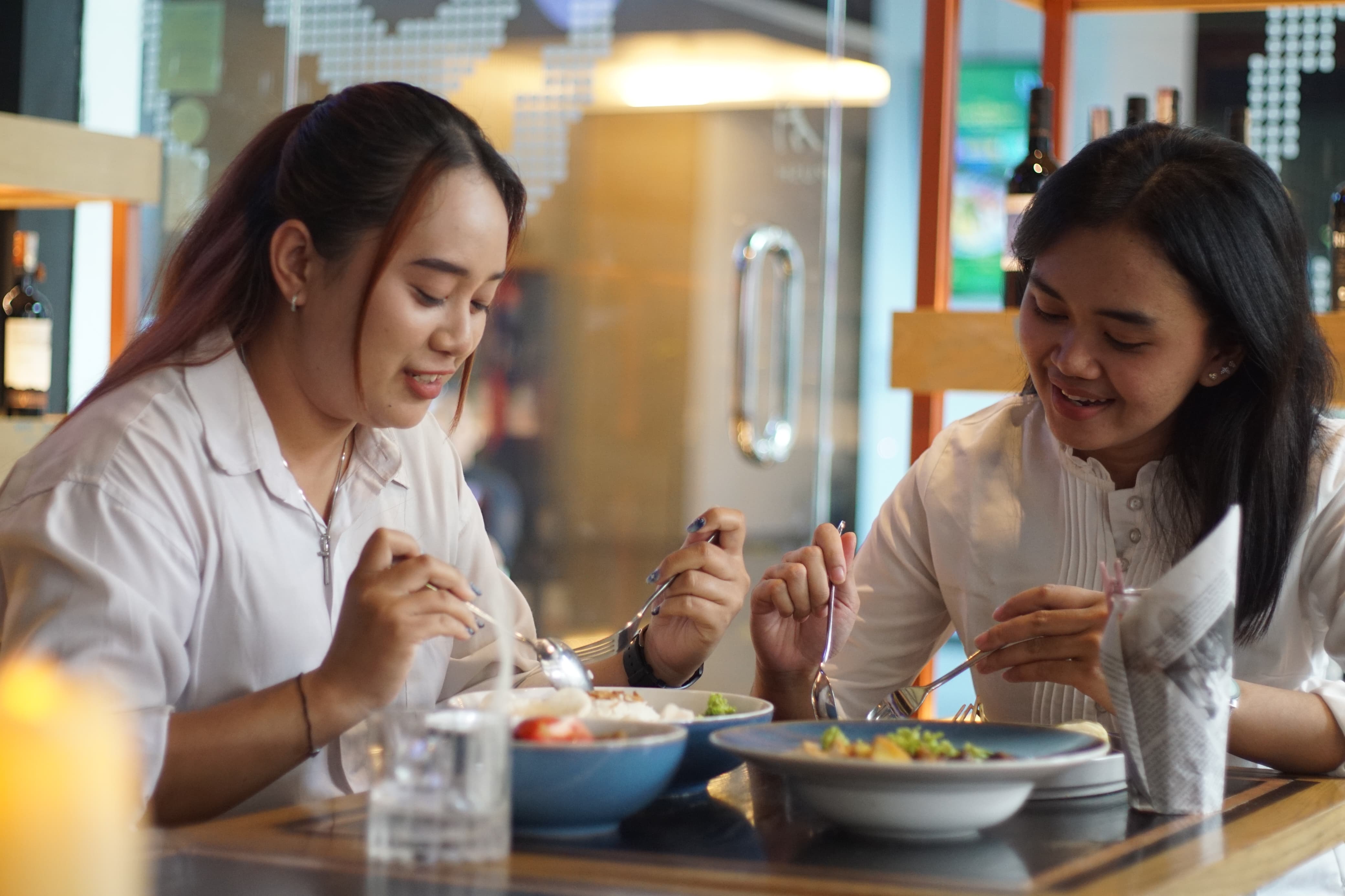 OTENTIK: Pengunjung menikmati sajian menu khas asal Jawa Timur, yang disajikan di Artotel Suites, Surabaya.&nbsp;