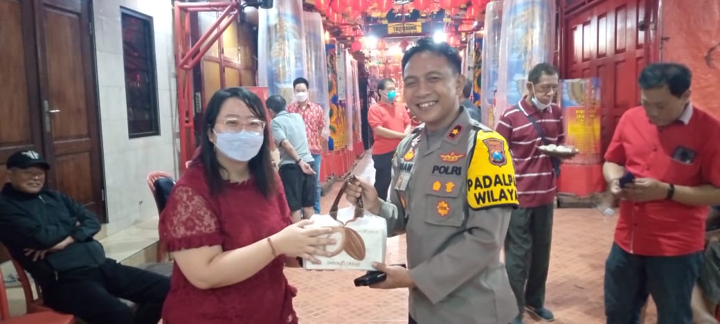 Pengurus Kelenteng Hong San Ko Tee Surabaya bersama anggota Polsek Tegalsari. (Hurek/Radar Surabaya)