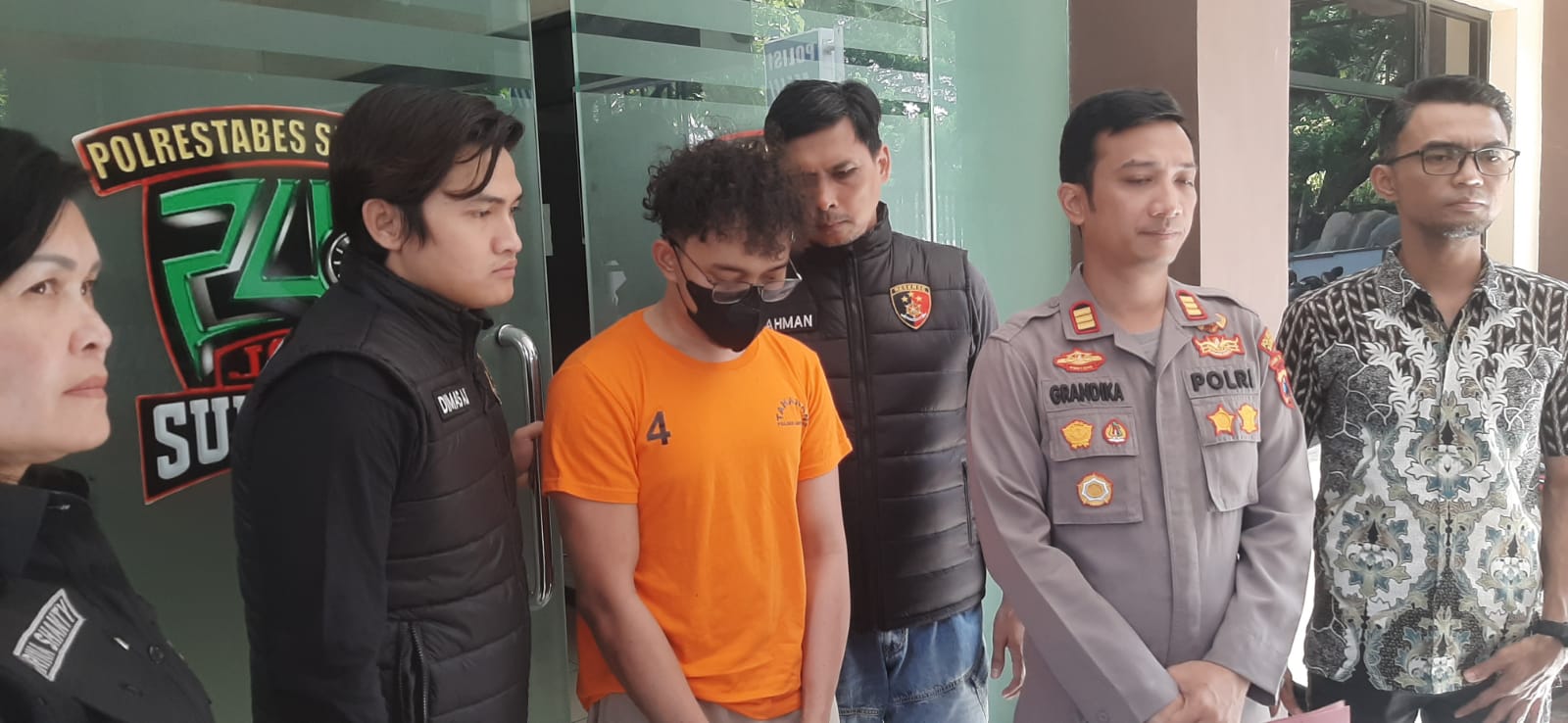 Tersangka M. Ilham Pratama yang membunuh kekasihnya di sebuah hotel di Jalan Tunjungan Surabaya.