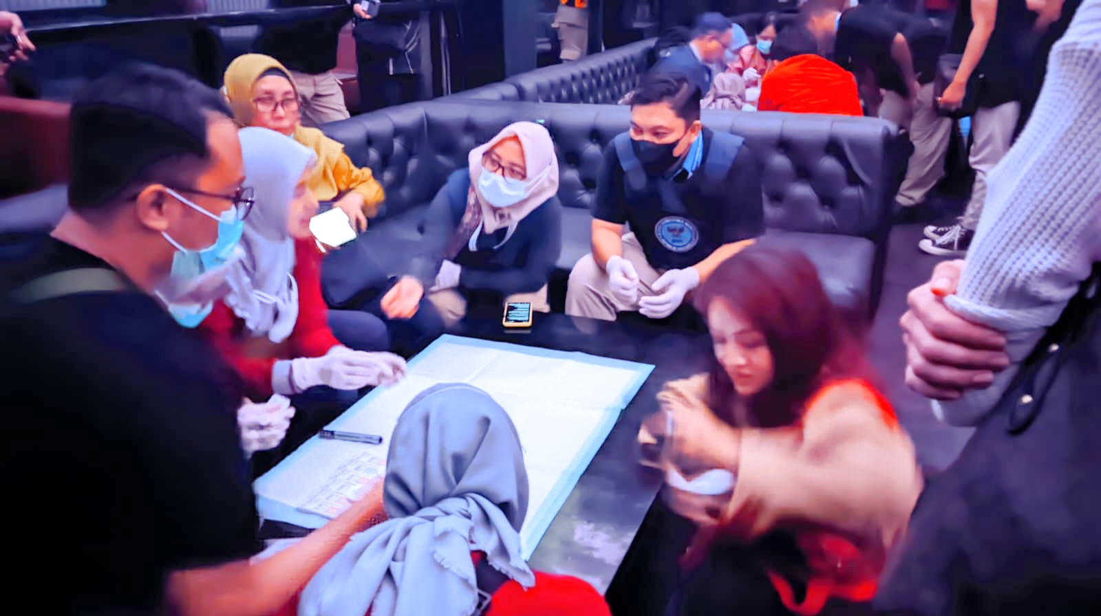 MENDADAK: Petugas saat melakukan razia dan tes urine di salah satu tempat hiburan malam Surabaya.
