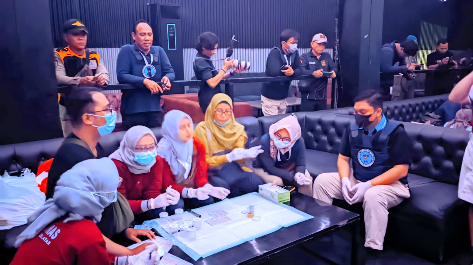 Petugas melakukan tes urine saat razia 3 tempat hiburan malam di Surabaya, jaring 7 orang positif narkoba