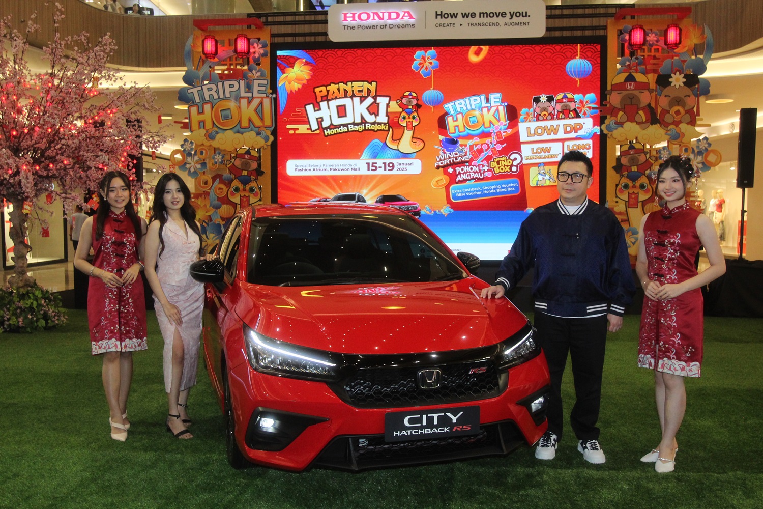 Director Honda Surabaya Center Wendy Miharja menunjukkan New Honda City Hatchback RS yang ditampilkan selama pameran "Honda Panen HOKI : Honda Bagi Rejeki" di Pakuwon Mall Surabaya.